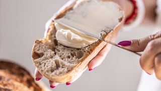 Butter wird aufs Brot gestrichen