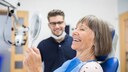 Eine Frau bei der Behandlung beim Zahnarzt