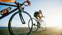Zwei Menschen auf einem Rennrad