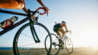 Zwei Menschen auf einem Rennrad