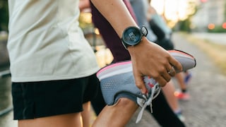 Sportler dehnt sich mit Smartwatch am Arm