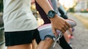 Sportler dehnt sich mit Smartwatch am Arm