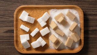 Viele Menschen kennen vor allem braunen oder weißen Zucker. Doch hier es gibt verschiedene Sorten, die sich vor allem in der Herstellung unterscheiden.