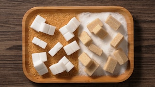 Viele Menschen kennen vor allem braunen oder weißen Zucker. Doch hier es gibt verschiedene Sorten, die sich vor allem in der Herstellung unterscheiden.  