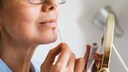 Bildet sich da etwa Herpes? Rezeptfreie Arzneimittel sowie Medizinprodukte versprechen eine schnellere Heilung. Die „Stiftung Warentest“ ist allerdings nicht überzeugt.