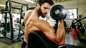 Preacher Curls sind eine Isolationsübung für den Bizeps