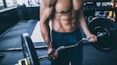 Mann mit freiem Oberkörper beim Hanteltraining mit Reps in Reserve (RiR)