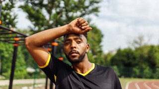 Urlaub, ungewöhnlich viel Stress auf der Arbeit, eine Erkrankung oder Verletzung – Gründe für eine Trainingspause gibt es viele. Eine Studie hat untersucht, was mit den Muskeln passiert, wenn man zwei Wochen nicht trainiert.