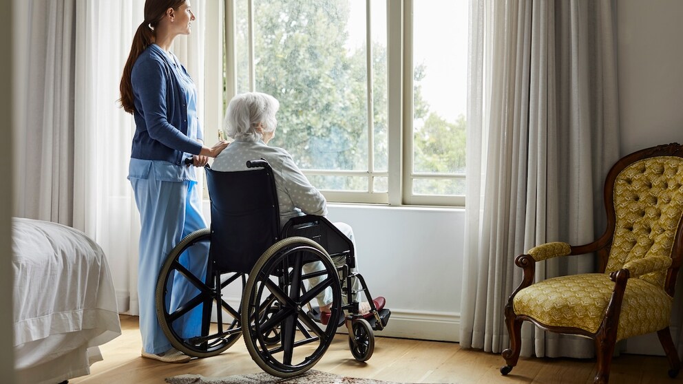 Ältere Frau in der Pflege