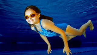 Ein Mädchen taucht in einem Pool