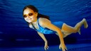 Ein Mädchen taucht in einem Pool