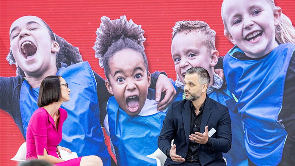 Stefanie May, BILD-Ressortleiterin von „Leben & Wissen“ im Gespräch mit Leon Ries, Geschäftsführer der Deutschen Sportjugend beim BILD Kindergesundheitsgipfel