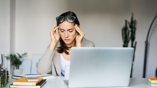 Ein Burnout kann aufgrund von Überlastung und Überarbeitung auf der Arbeit entstehen.