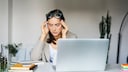 Ein Burnout kann aufgrund von Überlastung und Überarbeitung auf der Arbeit entstehen.