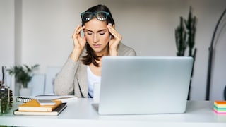 Ein Burnout kann aufgrund von Überlastung und Überarbeitung auf der Arbeit entstehen.