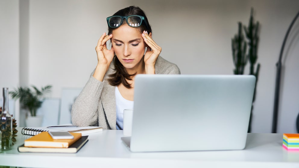 Ein Burnout kann aufgrund von Überlastung und Überarbeitung auf der Arbeit entstehen.