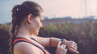 Frau mit einem Fitnesstracker für Einsteiger
