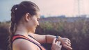 Frau mit einem Fitnesstracker für Einsteiger