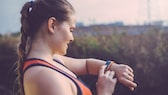 Frau mit einem Fitnesstracker für Einsteiger