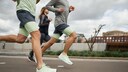 Drei Personen sind laufen und haben jeweils verschiedene Fußaufsätze