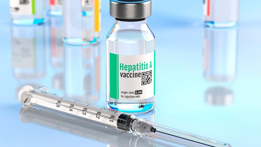 Da die Zeitspanne zwischen Ansteckung und ersten Symptomen bei Hepatitis-A mit zwei bis sechs Wochen relativ lang ist, lohnt sich die Impfung auch noch kurz vor der Reise.