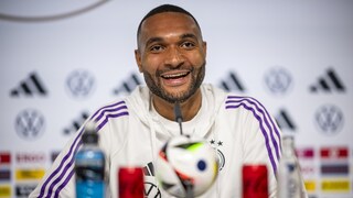Fußballer Jonathan Tah bei einer Pressekonferenz