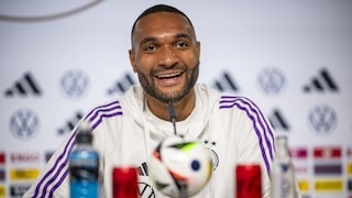 Fußballer Jonathan Tah bei einer Pressekonferenz