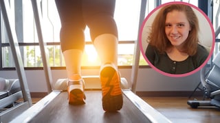 Frau läuft auf einem Laufband