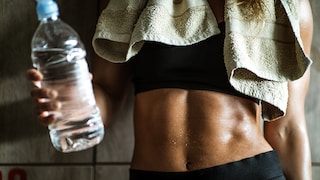 Frau mit trainiertem Bauch