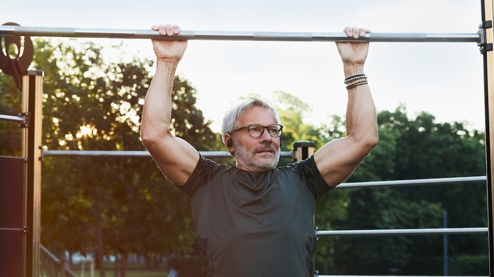 Mann macht Klimmzüge