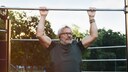 Mann macht Klimmzüge