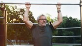 Mann macht Klimmzüge