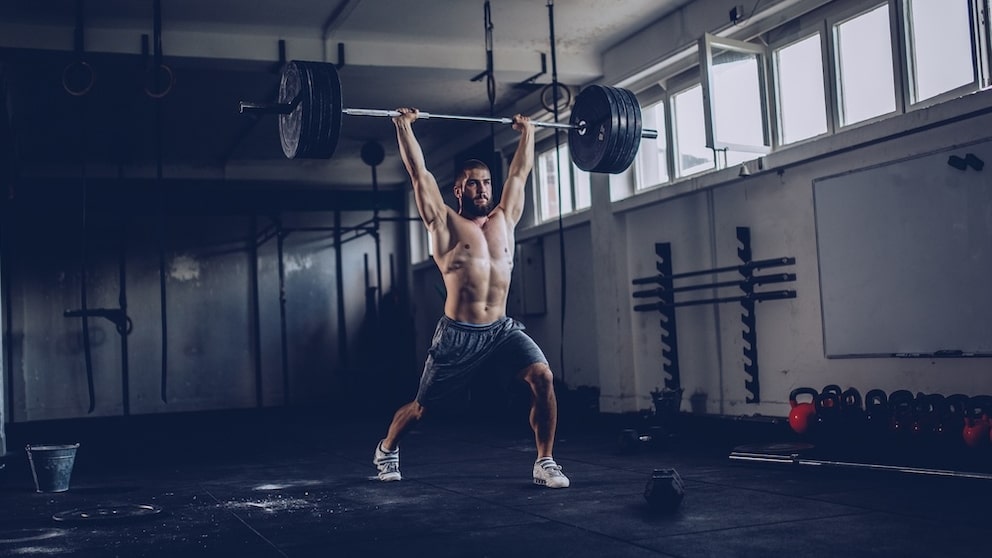 Die Übung Split Jerk wird auch Ausstoßen genannt