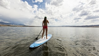 Frau auf einem SUP auf dem Wasser