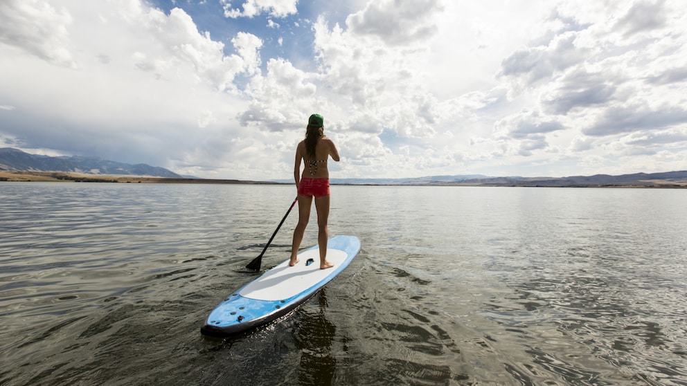 Frau auf einem SUP auf dem Wasser