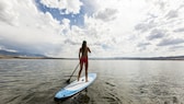 Frau auf einem SUP auf dem Wasser