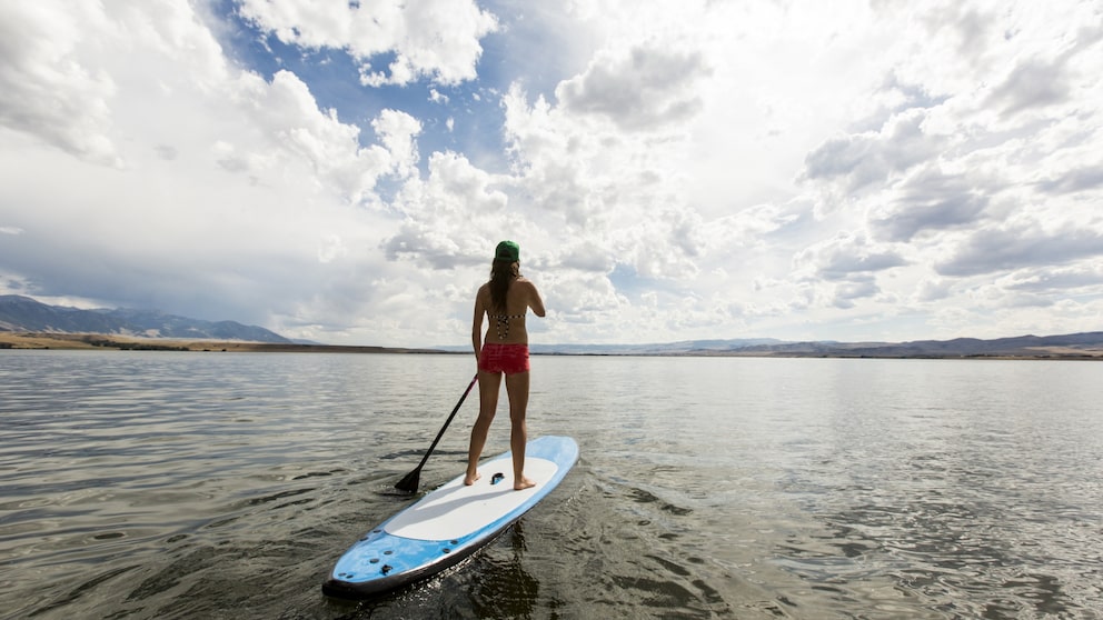 Frau auf einem SUP auf dem Wasser