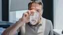 Mann trinkt ein Glas Wasser