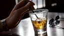 Alkohol und Energsdrinks beeinflussen das Gehirn: Alkoholisches Getränk