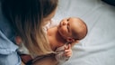 Der Kopf eines Babys ist nach der Geburt zunächst weich