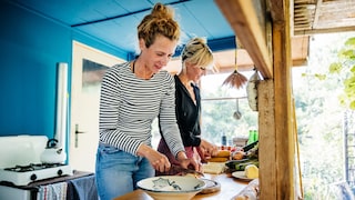 Frauen achten auf gesunde Ernährung mit 40