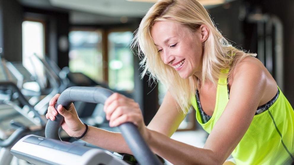 Frau trainiert auf einem Ergometer