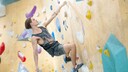 Mann beim Bouldern