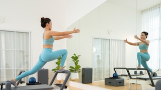 Reformer-Pilates wird oft unterschätzt – und das, obwohl dieser Sport die Tiefenmuskulatur und Dehnbarkeit effektiv trainiert.