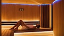 Sauna Gewichtszunahme: Frau relaxt in der Sauna
