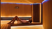 Sauna Gewichtszunahme: Frau relaxt in der Sauna