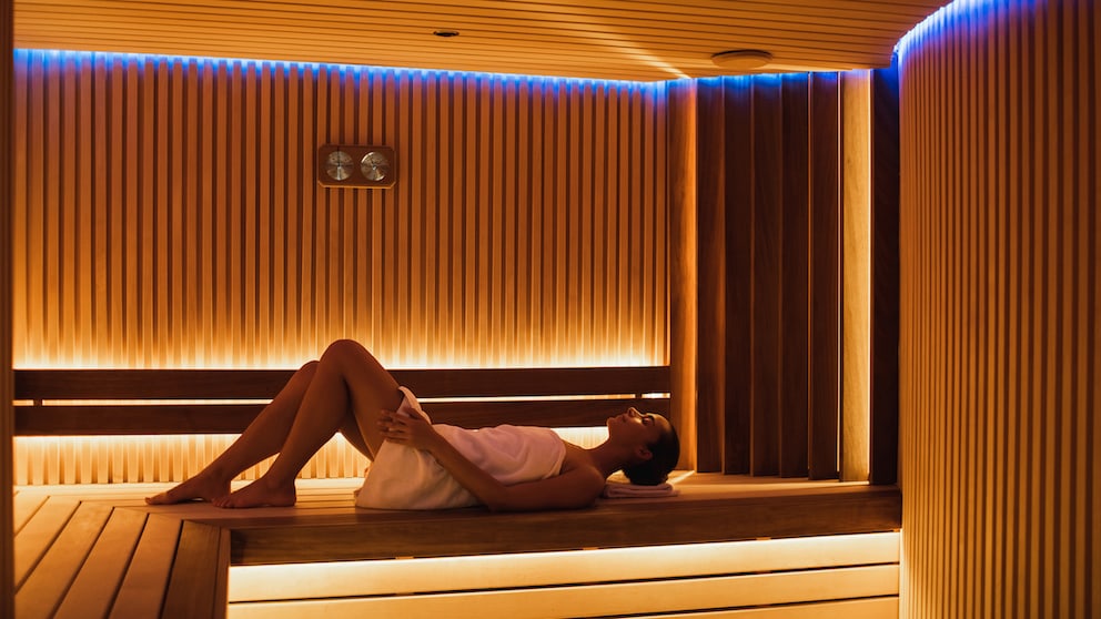 Sauna Gewichtszunahme: Frau relaxt in der Sauna