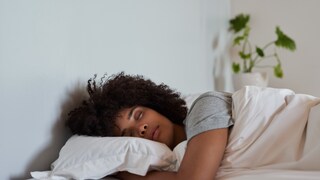 Frau schläft im Bett