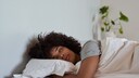 Frau schläft im Bett