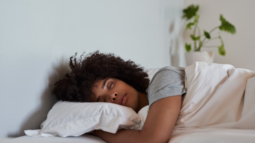 Frau schläft im Bett